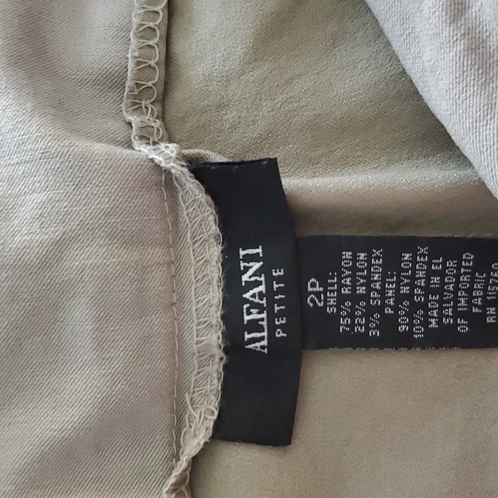 Alfani Women's Size 2 Petite. Capri pants with stretch - Picture 6 of 7